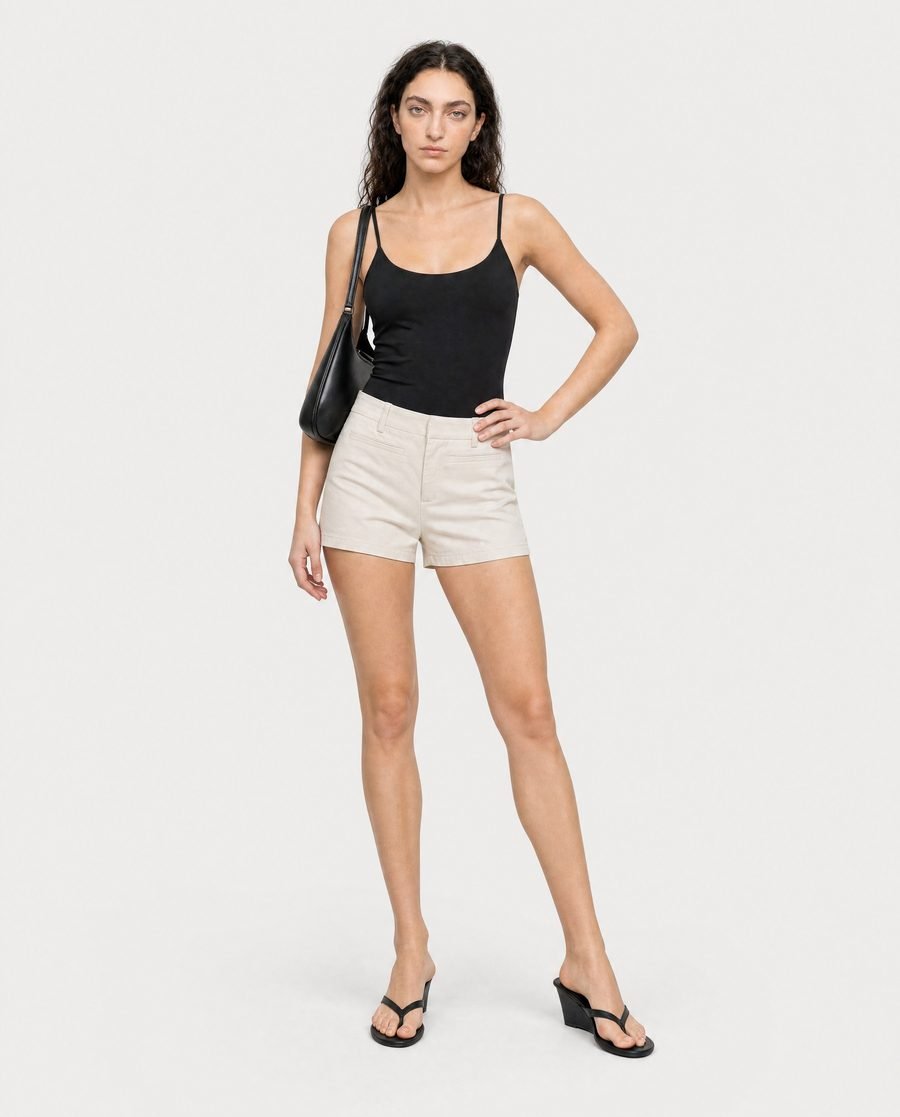 Foto de e-commerce con modelo: short crudo y body negro