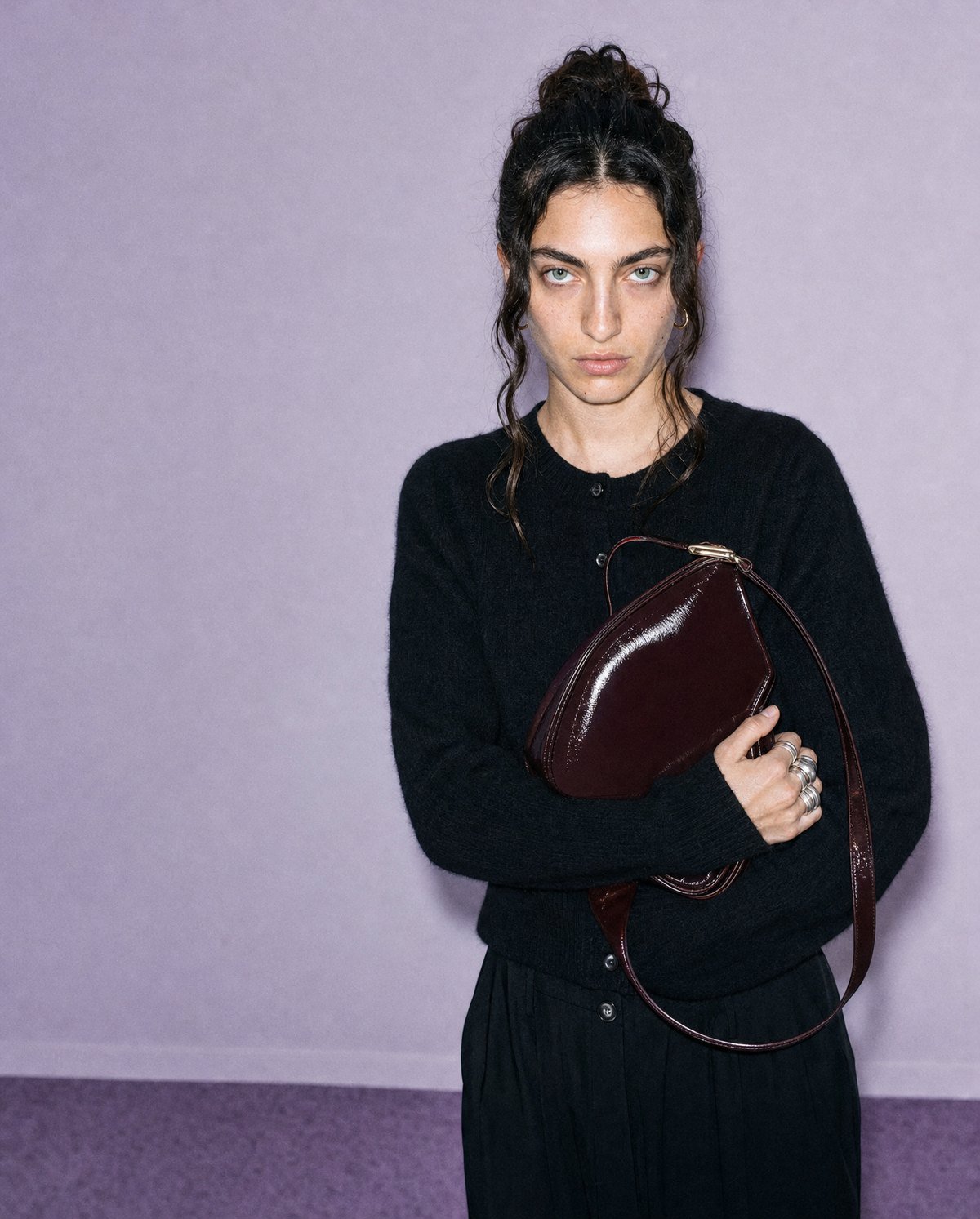 Editorial de Morph: modelo con cartera bordó sobre fondo lila