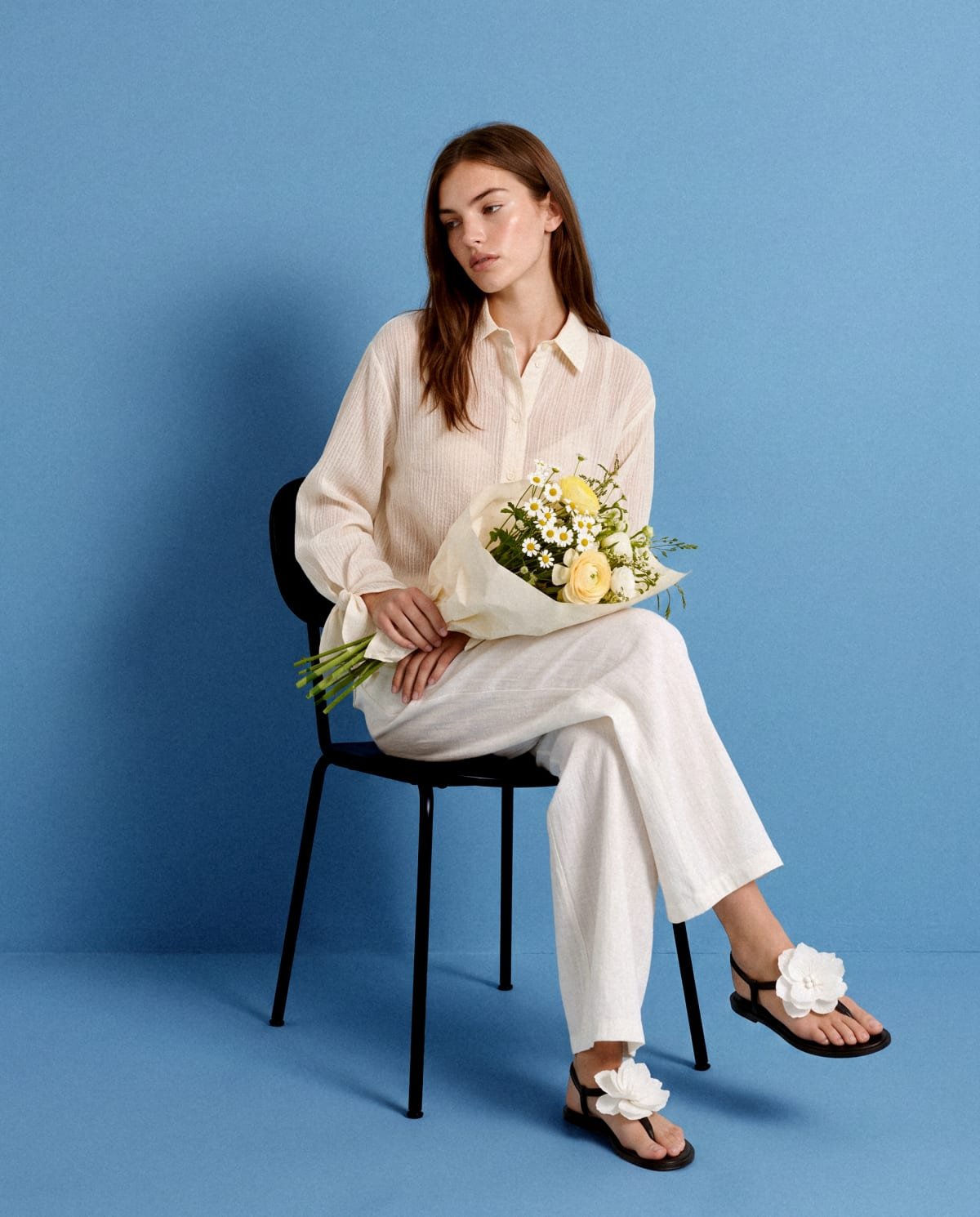 Koxis: conjunto de lino sobre fondo azul, con un ramo de flores